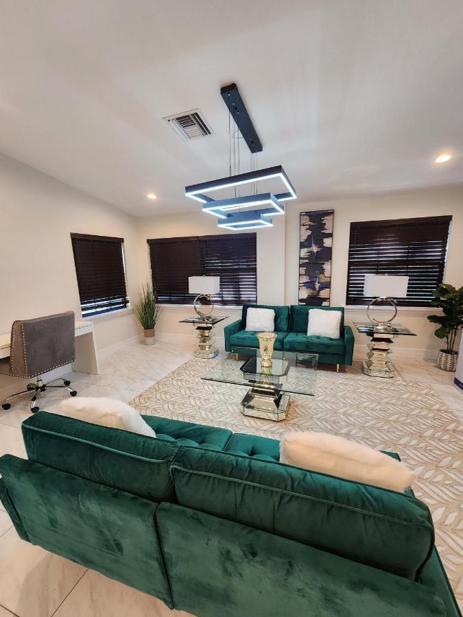 The Villa Orlando@College Park. Sleeps16 Dış mekan fotoğraf